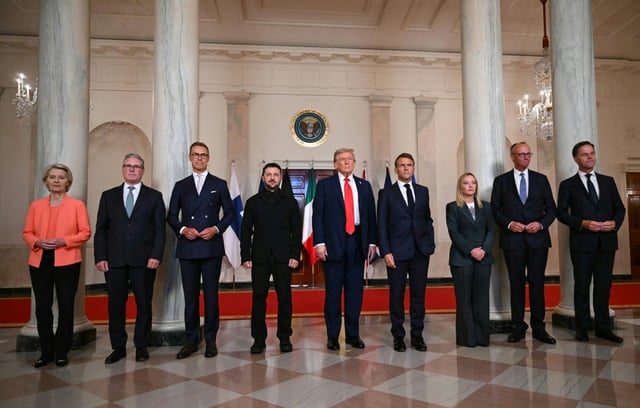 Plusieurs dirigeants européens, la présidente de la Commission européenne Ursula von der Leyen, le secrétaire général de l'Otan Mark Rutte et le président des Etats-Unis Donald Trump posent à Washington, le 18 août 2025