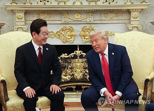South Korean President Lee Jae Myung (L) holds talks with U.S. President Donald Trump in the Oval Office of the White House in Washington on Aug. 25, 2025. (Yonhap)