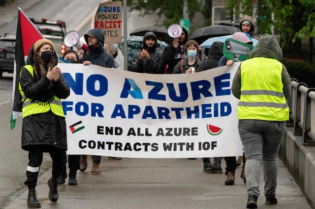 Demonstrators march in support of Palestinians in Gaza near the Microsoft Build conference, during the ongoing conflict between Israel and the Palestinian Islamist group Hamas, to call for the termination of Microsoft’s Azure contracts with Israel in Seattle, Washington, U.S. May 21, 2024. REUTERS/David Ryder/File Photo
