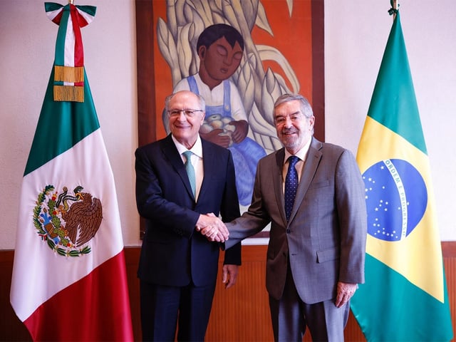 El canciller Juan Ramón de la Fuente al lado del vicepresidente brasileño, Geraldo Alckmin