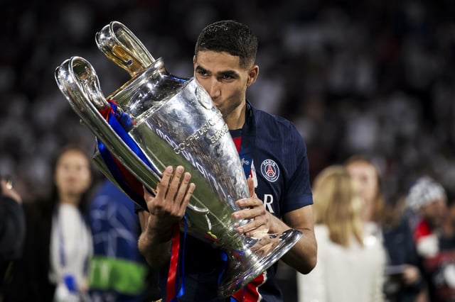 Um diese Trophäe geht es: Vorjahressieger Achraf Hakimi (PSG) mit dem Champions-League-Pokal