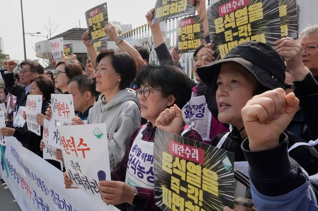 South Korean protesters stage a rally on March 24 calling for Han Duck-soo to step down as acting president. Photo: AP