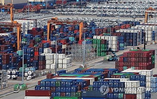 Containers are stacked at a port in the South Korean city of Pyeongtaek on Aug. 24, 2025. (Yonhap)