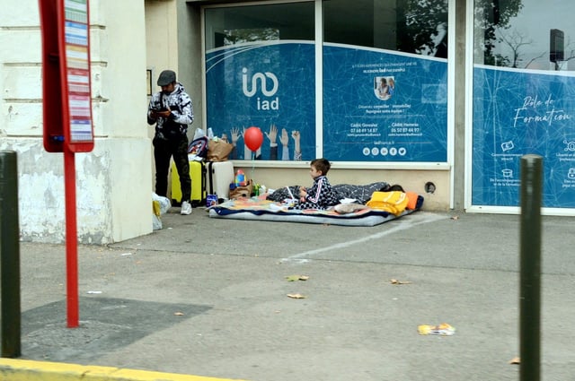 Selon un baromètre publié jeudi 28 août 2025 par Unicef France et la Fédération des acteurs de la solidarité (FAS), plus de 2 000 enfants, dont 500 de moins de trois ans, dorment dehors en France.