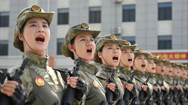 Soldatinnen der chinesischen Volksbefreiungsarmee üben Marschieren.