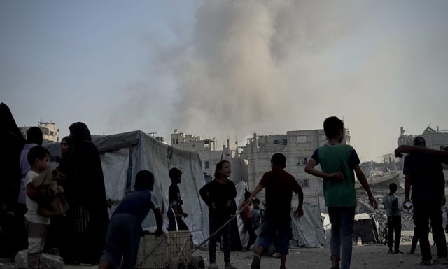 Columnas de humo tras un ataque israelí contra una casa en Jan Yunis.