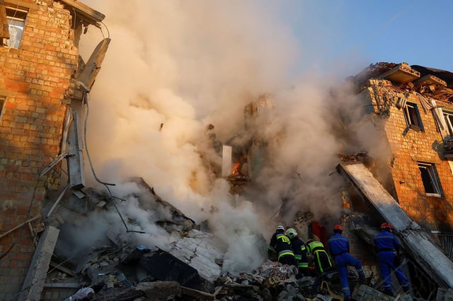 Rescuers work at the site of a building which was hit by a Russian missile and drone strike, amid Russia's attack on Ukraine, in Kyiv, Ukraine August 28, 2025. REUTERS/Valentyn Ogirenko