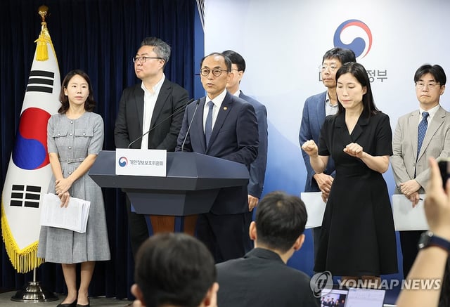 Ko Hak-soo (C), chairman of the Personal Information Protection Commission, speaks during a briefing on the regulator's fine against SK Telecom Co. over a major data leak at the government complex in Seoul on Aug. 28, 2025. (Yonhap)