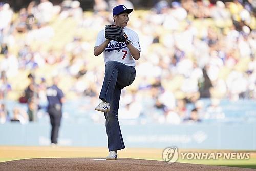 Los Angeles FC football player Son Heung-min throws out the ceremonial first pitch before a baseball game between the Los Angeles Dodgers and the Cincinnati Reds on Aug. 27, 2025, in Los Angeles in this Associated Press photo. (Yonhap)