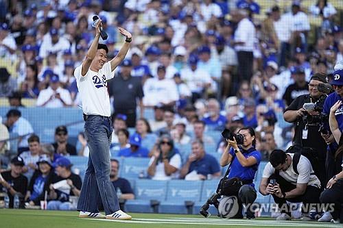 Los Angeles FC football forward Son Heung-min waves to fans at Dodger Stadium in this Associated Press photo. (Yonhap)