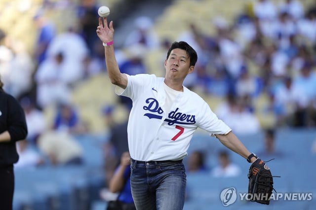 Los Angeles FC football player Son Heung-min warms up before throwing the ceremonial first pitch before a baseball game between the Los Angeles Dodgers and the Cincinnati Reds on Aug. 27, 2025, in Los Angeles in this Associated Press photo. (Yonhap)