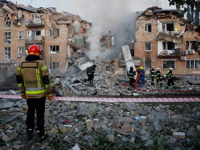 Rescuers work at the site of an apartment building which was hit by Russian missile and drone strikes, amid Russia's attack on Ukraine, in Kyiv, Ukraine August 28, 2025. REUTERS/Thomas Peter     TPX IMAGES OF THE DAY