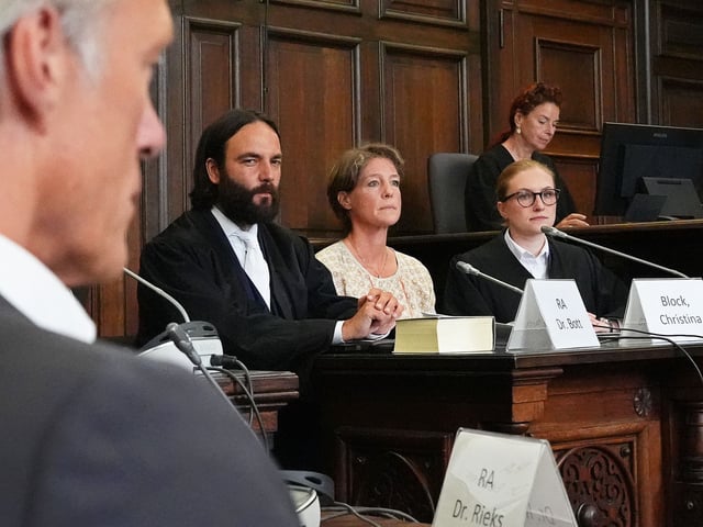 Christina Block (M.) zwischen ihren Anwälten Ingo Bott (l.) und Paula Wlodarek.