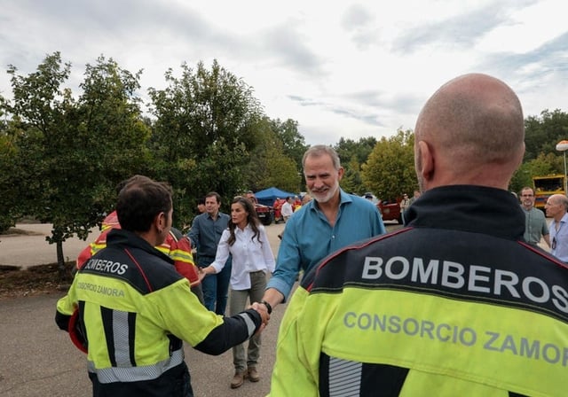 Los Reyes, junto al presidente de la Junta, saludan a bomberos en Zamora