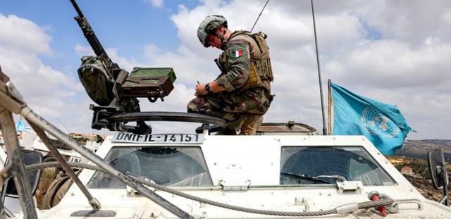 Un soldat français de la Force intérimaire des Nations unies au Liban (Finul) en patrouille dans le village de Kfar Kila, dans le sud du Liban, près de la frontière avec le nord d'Israël, le 27 août 2025