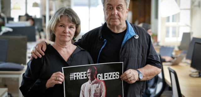 Sylvie Godard, mère du journaliste Christophe Gleizes, et son beau-père Francis Godard posent à Paris le 27 août 2025