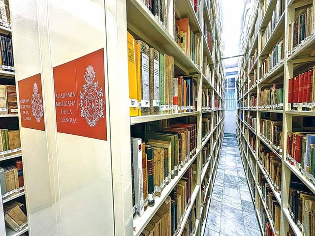 Pasillo y estantes de la biblioteca de la Academia Mexicana de la Lengua.