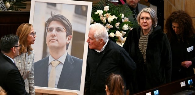 Un portrait de Miguel Uribe Turbay près de son cercueil à Bogota, le 11 août.