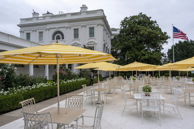 Des parasols à rayures jaunes et blanches dans la roseraie récemment rénovée de la Maison Blanche, à Washington, le 19 août 2025