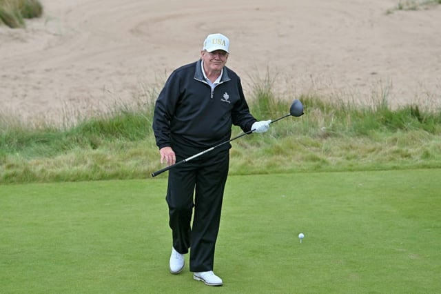 Le président américain Donald Trump sur le green pour inaugurer officiellement le parcours Trump International Golf Links à Balmedie, au nord-est de l'Écosse, le 29 juillet 2025