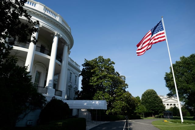 Le mât de drapeau nouvellement installé avec le drapeau américain sur la pelouse sud de la Maison Blanche à Washington, le 21 juin 2025