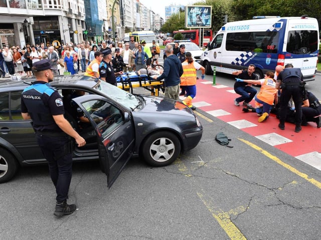 Heridos y servicios de emergencias poco después del accidente.