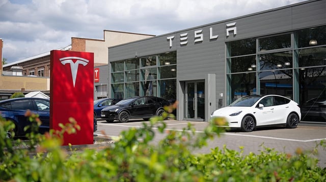 Autos des Herstellers Tesla stehen an einem Autohaus.