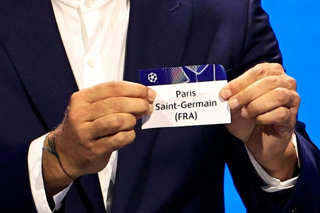 L'ancien gardien italien Gianluigi Buffon montre le papier du Paris Saint-Germain lors du tirage au sort de la Ligue des champions 2024-2025 à Monaco le 29 août 2024.