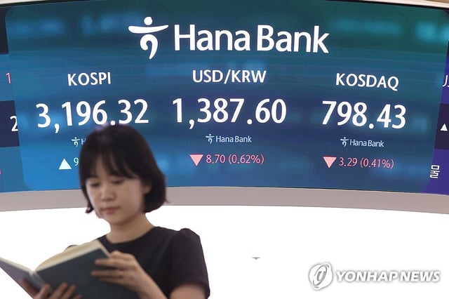 Screens showing financial data are seen inside a dealing room in Hana Bank in central Seoul, on Aug. 28, 2025. (Yonhap)