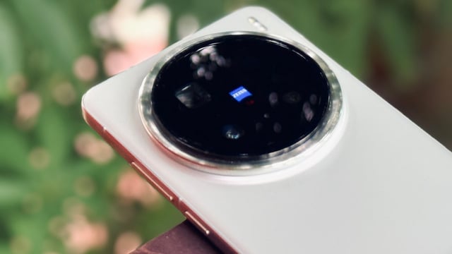 The Vivo X200 Pro in Titanium Grey.