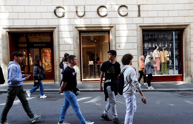 People walk outside a Gucci shop in Rome, April 20, 2023. REUTERS/Remo Casilli/File Photo