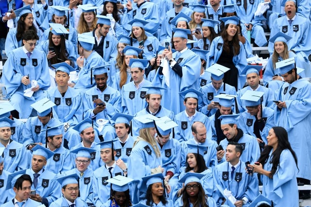 Des étudiants attendent le début de la cérémonie de remise des diplômes à l'Université Columbia? à New York? le 21 mai 2025