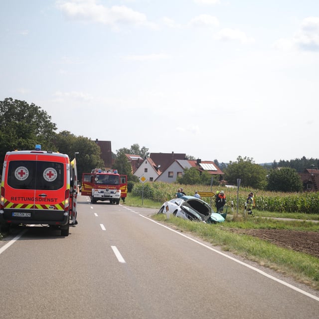 Vorfahrt missachtet: Zwei Verletzte bei schwerem Unfall