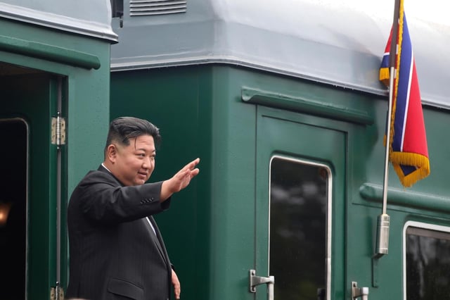ARCHIVO - En esta imagen, distribuida por el gobierno de la región de Primorsky Krai, el líder de Corea del Norte, Kim Jong Un, saluda al subir a un tren antes de partir de Artyom, cerca de Vladivostok, en el Extremo Oriente de Rusia, el 17 de septiembre de 2023. (Gobierno de la región de Primorsky Krai vía AP, archivo)