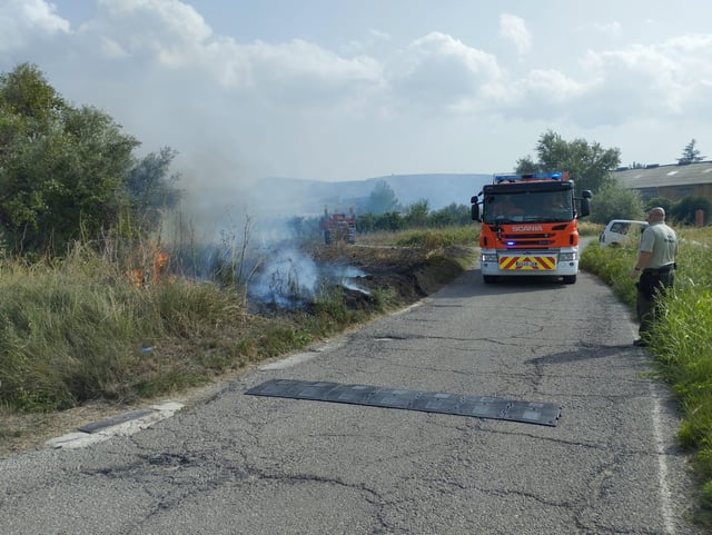 Un momento de la actuación de los bomberos en el incendio de Ontinyent, declarado ayer.