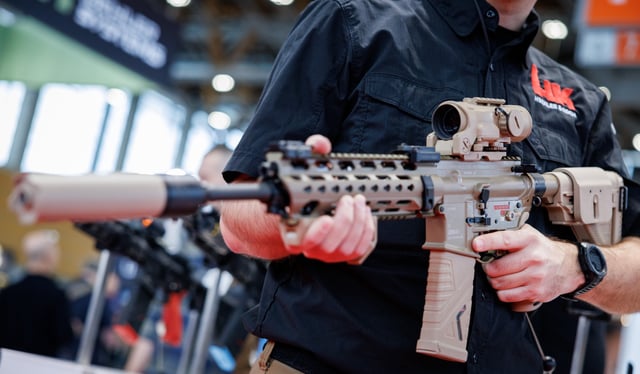 Ein Mann hält bei der Fachmesse für Sicherheitstechnologie Enforce Tac am Stand der Firma Heckler & Koch das Sturmgewehr G95 KA1 (Kaliber 5.56 x 45) in den Händen. Die Fachmesse für Angehörige von Behörden mit Sicherheitsaufgaben und der Streitkräfte findet vom 26. bis 28. Februar 2024 statt.