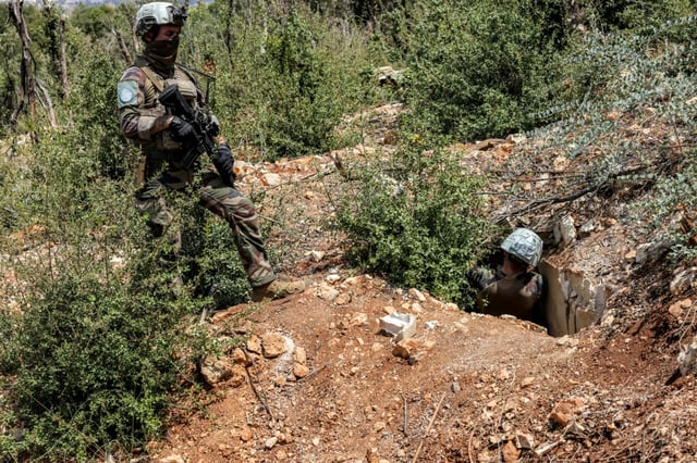 Des Casques bleus de la Force intérimaire des Nations unies au Liban (Finul) opèrent dans une position auparavant tenue par le mouvement pro-iranien Hezbollah, dans la vallée de Khraibeh à el-Meri, dans le sud du Liban, le 27 août 2025