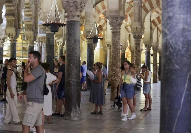 Turistas en el interior de la Mezquita-Catedral de CórdobaT