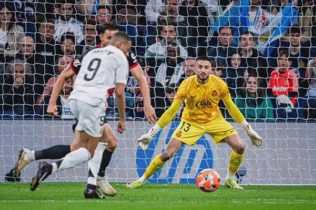 Kylian Mbappé, delantero del Real Madrid, encara a Martin Valjent y Leo Román en la última visita del Mallorca al Santiago Bernabéu.