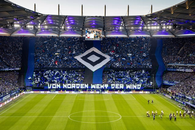 Am Freitag um 20.30 Uhr wird das Stadtderby im Volksparkstadion angepfiffen. (Symbolbild)
