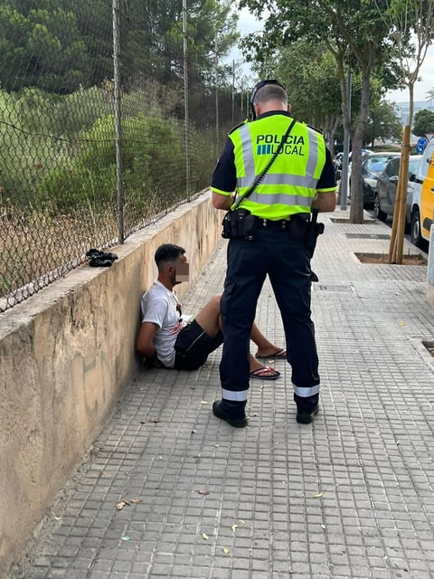 El hombre ha sido arrestado por agentes de la Policía Local.