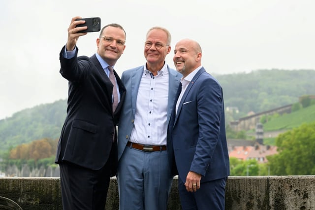 Zum Auftakt ihrer Klausurtagung in Würzburg haben die Koalitionsspitzen der Regierungsfraktionen von Union und SPD Einigkeit demonstriert. "Diese Koalition will Brückenbauer sein bei den vielen wichtigen Themen", sagte CSU-Landesgruppenchef Hoffmann.