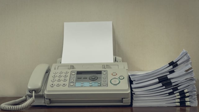 Viele Unternehmen faxen noch fleißig. (Foto: Shutterstock / Piyapong Wongkam)