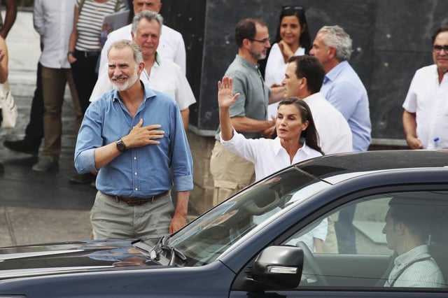 Los reyes Felipe (i) y Letizia (d) visitan este miércoles el mirador de Orellán, en León.