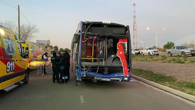 Choque de colectivo del grupo 700 en el Acceso Sur