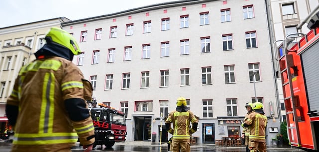 Feuerwehrleute in Berlin-Mitte vor dem wegen Einsturzgefahr geräumten Haus