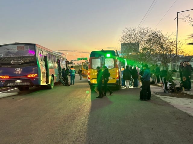 25 heridos luego del incidente donde el colectivo se lleva puesto una luminaria