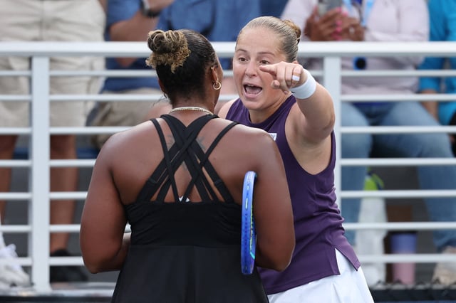 La letona Jelena Ostapenko le reprocha algo a Taylor Townsend luego de ser derrotada por la local en el Abierto de Estados Unidos; la escena terminará con un desquite de la triunfadora.