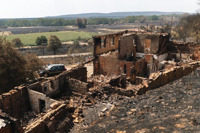 Una vivienda destruida por los incendios, a 20 de agosto de 2025, en Castrocalbón, León, Castilla y León (España).