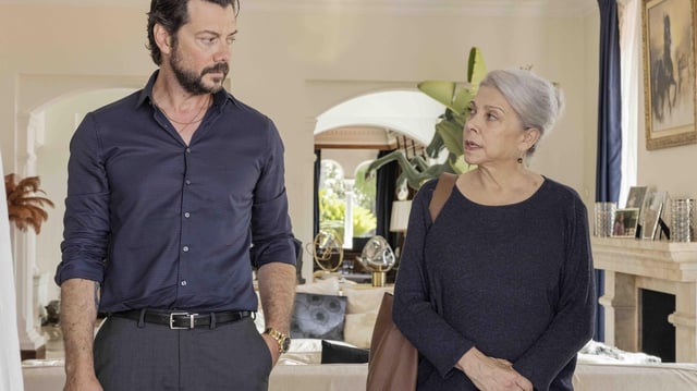 Álvaro Morte (Rafael) y Kiti Mánver (Isabel) en una imagen de 'Dos tumbas'